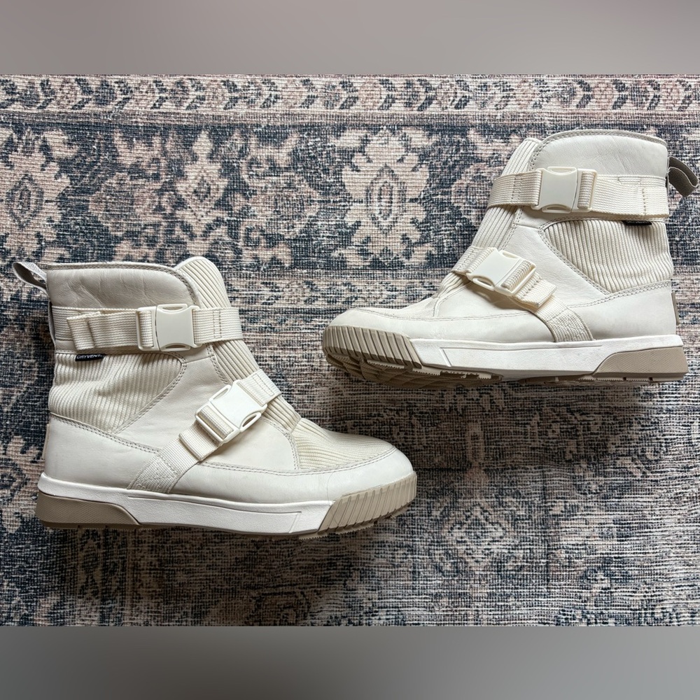 THE NORTH FACE 
Sierra Sport Strap Waterproof Bootie - Gardenia White/ Flax sz 9
